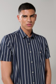 Camisa unicolor a rayas manga corta con botones