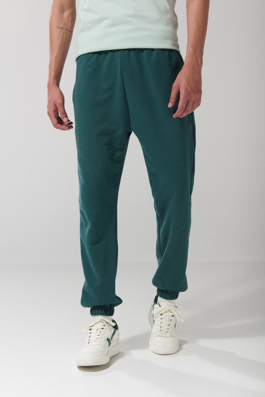 Pantalón unicolor jogger con elástico en bota y bolsillos