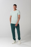 Pantalón unicolor jogger con elástico en bota y bolsillos