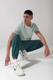Pantalón unicolor jogger con elástico en bota y bolsillos
