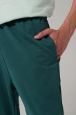 Pantalón unicolor jogger con elástico en bota y bolsillos