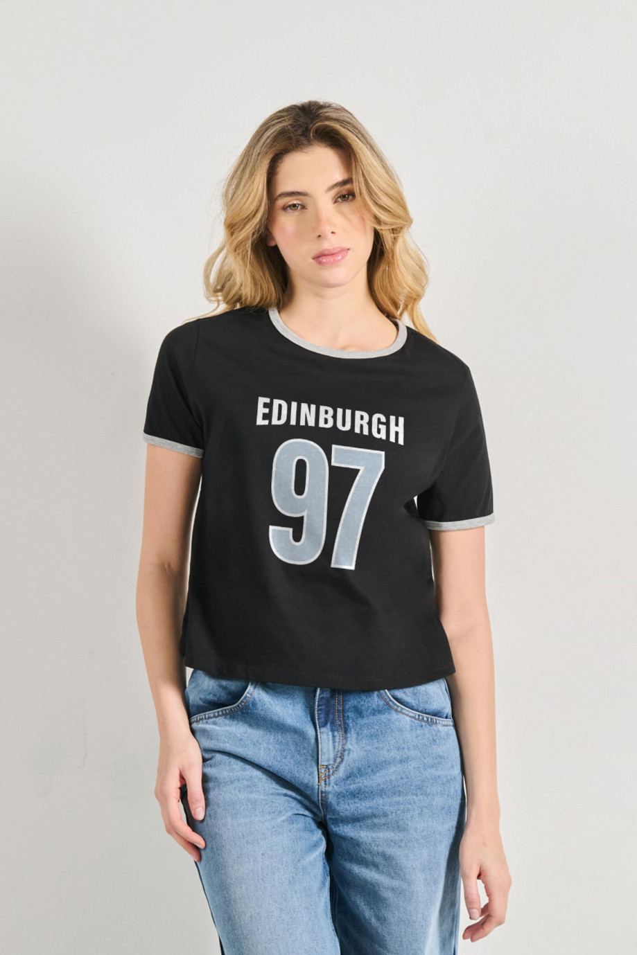 Camiseta manga corta college unicolor con contrastes