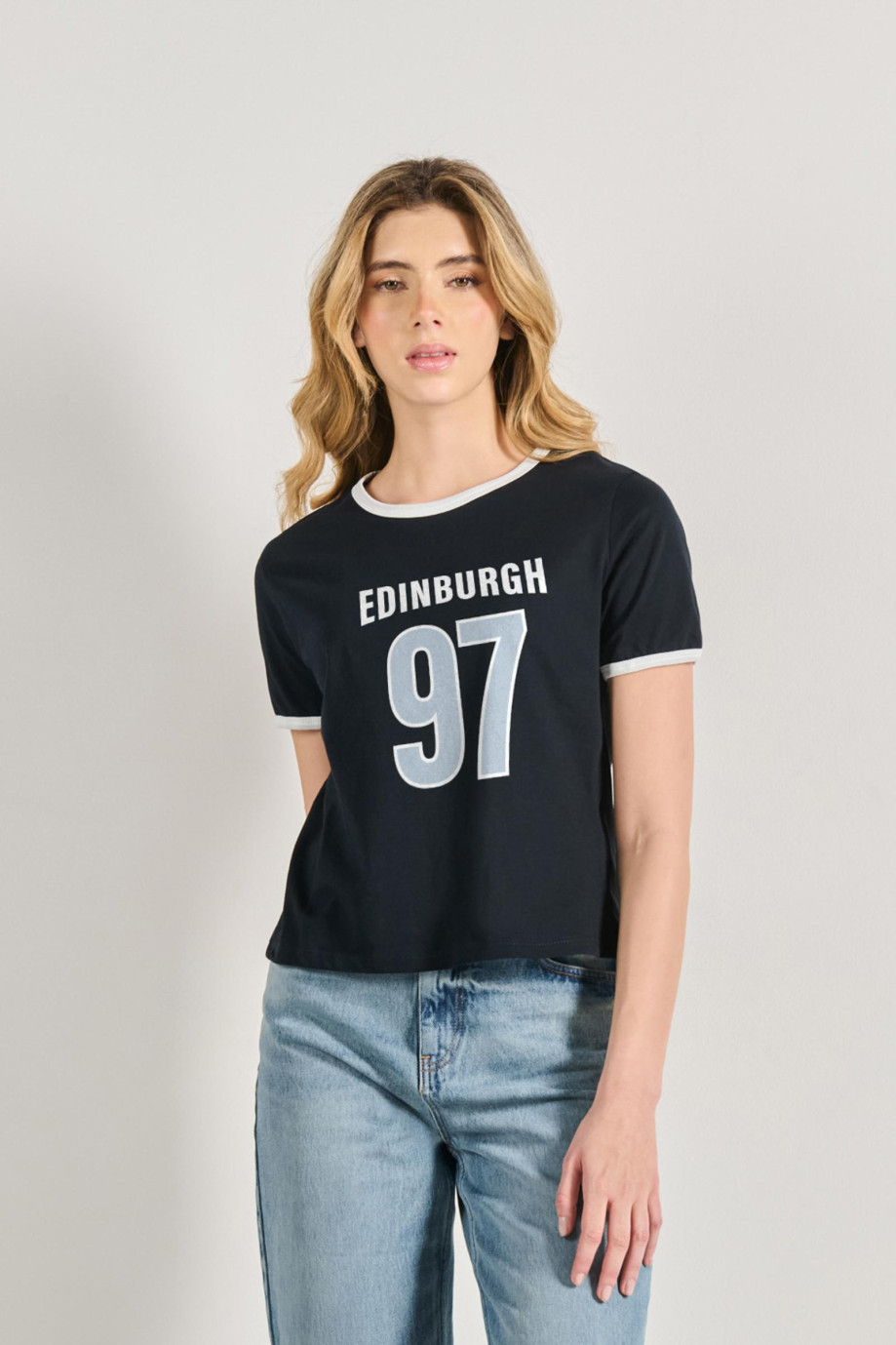 Camiseta manga corta college unicolor con contrastes