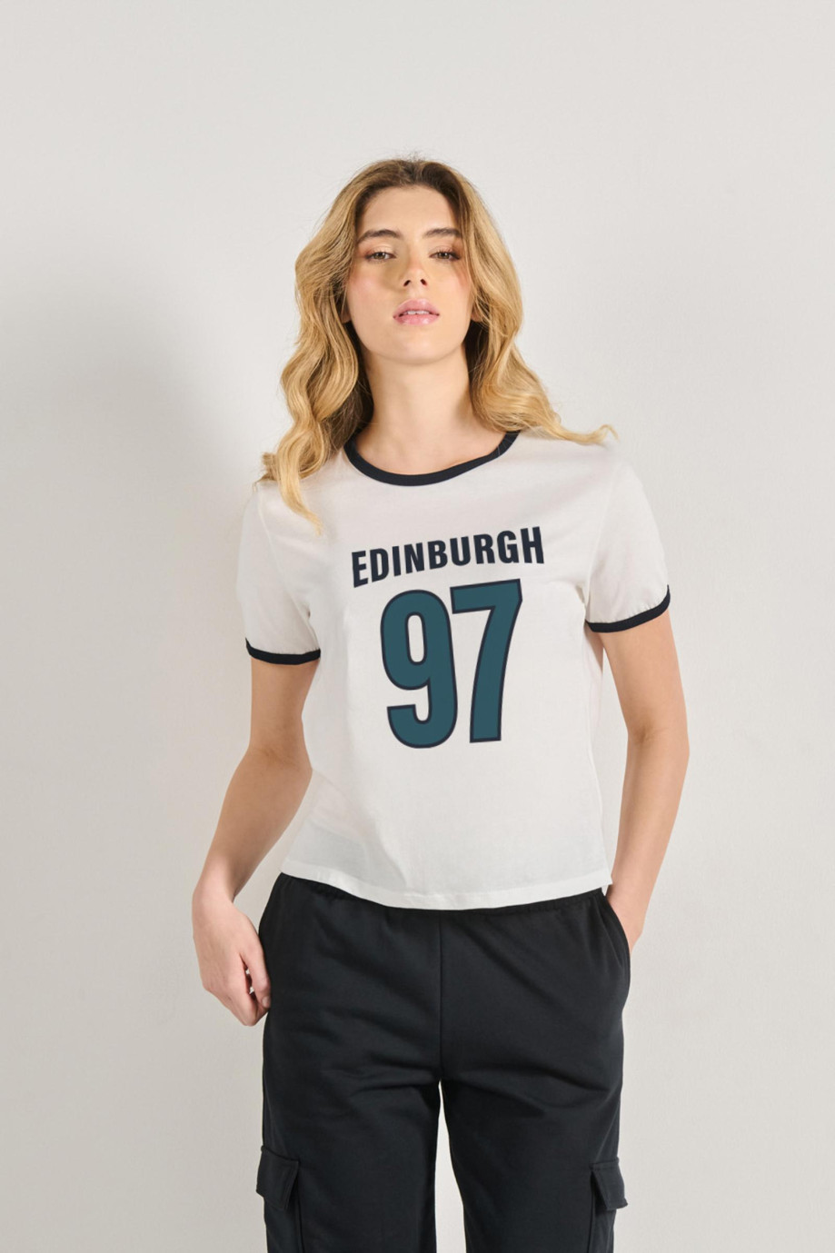 Camiseta manga corta college unicolor con contrastes