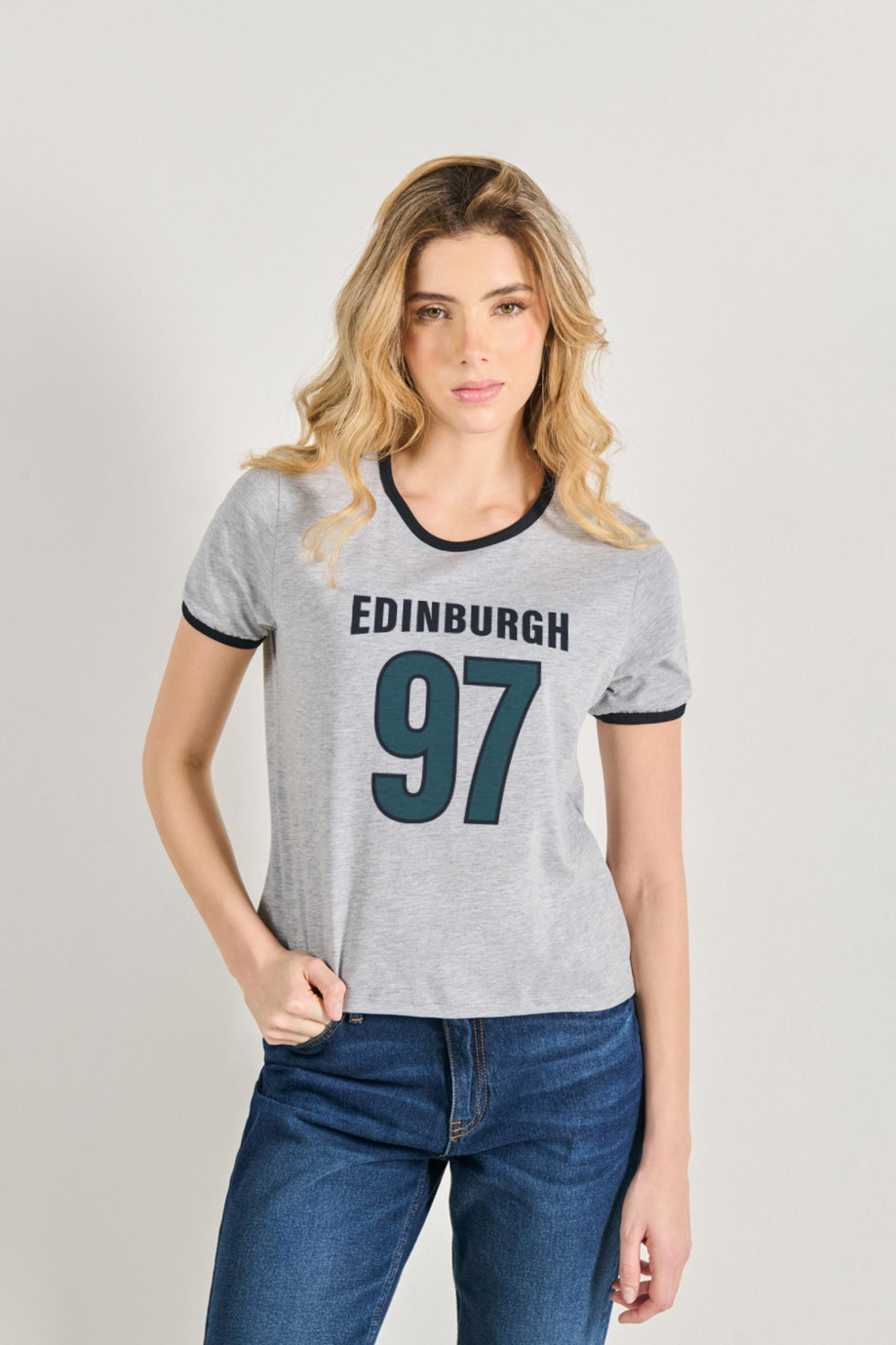 Camiseta manga corta college unicolor con contrastes