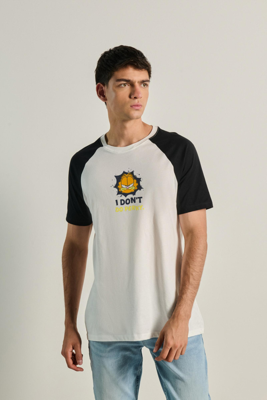 Camiseta manga ranglan unicolor con arte de Garfield