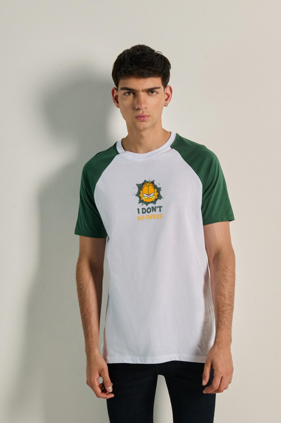 Camiseta manga ranglan unicolor con arte de Garfield
