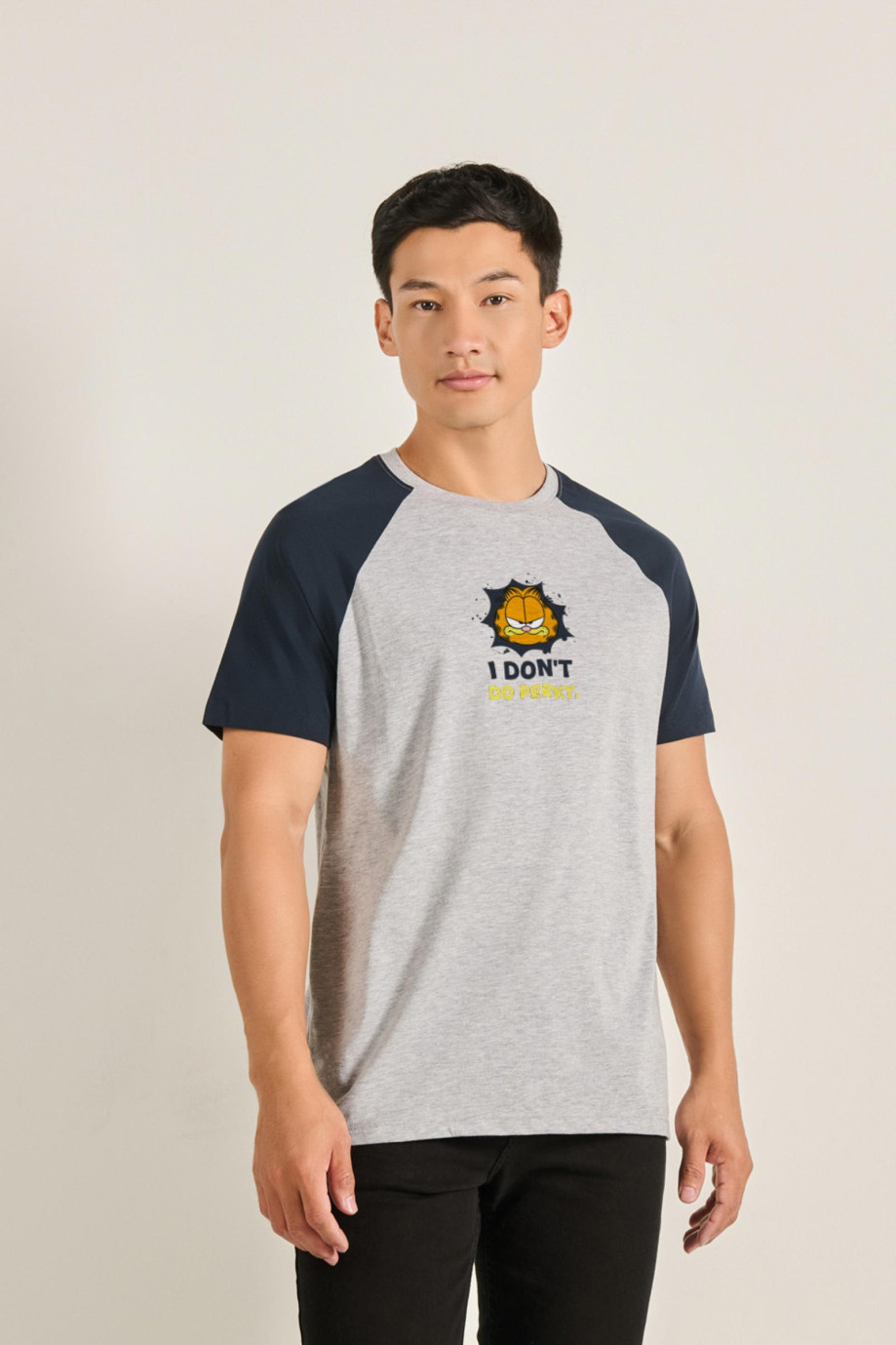 Camiseta manga ranglan unicolor con arte de Garfield