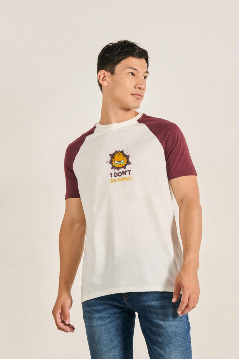 Camiseta manga ranglan unicolor con arte de Garfield