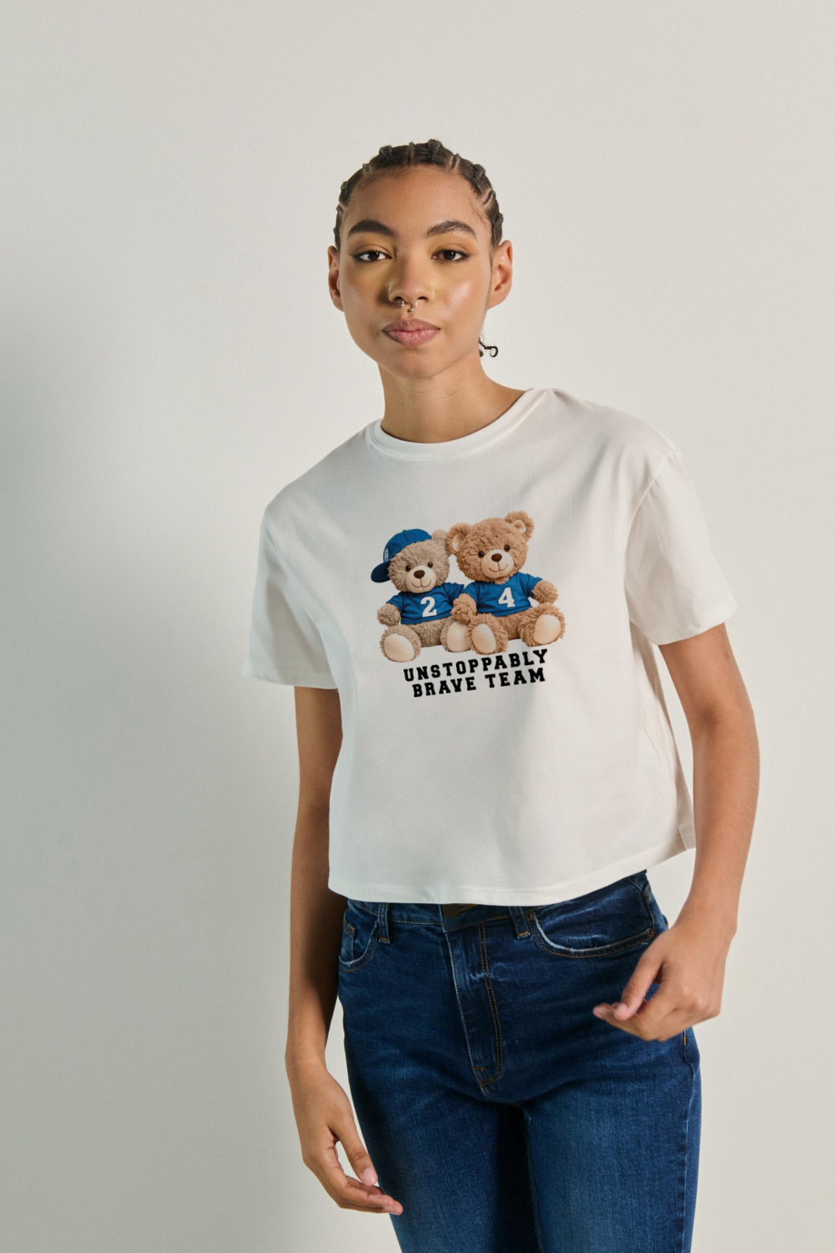 Camiseta crop top en algodón unicolor con arte de osito