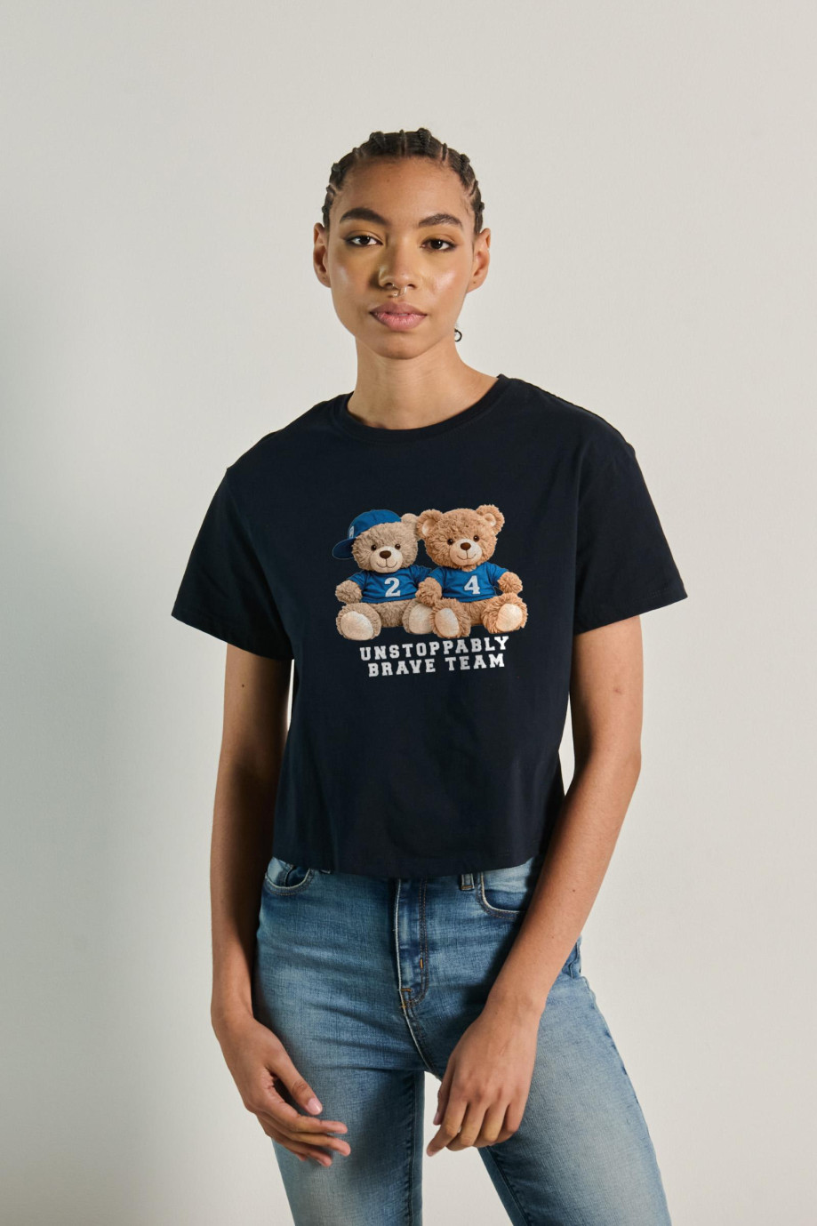 Camiseta crop top en algodón unicolor con arte de osito