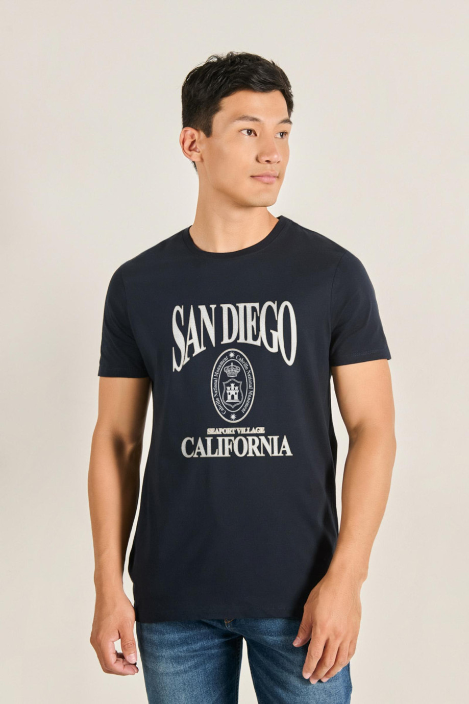 Camiseta unicolor con texto college en frente y manga corta