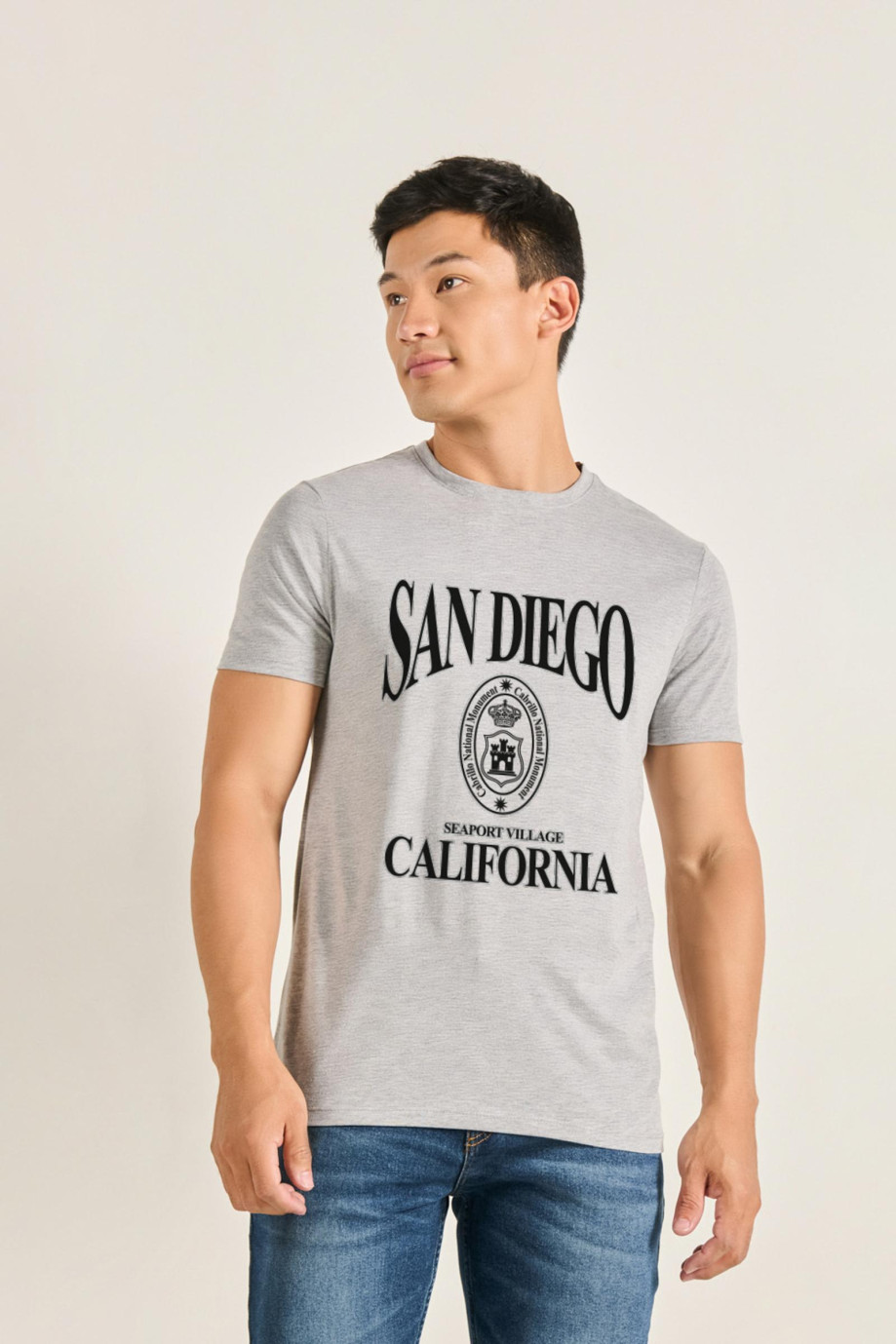 Camiseta unicolor con texto college en frente y manga corta