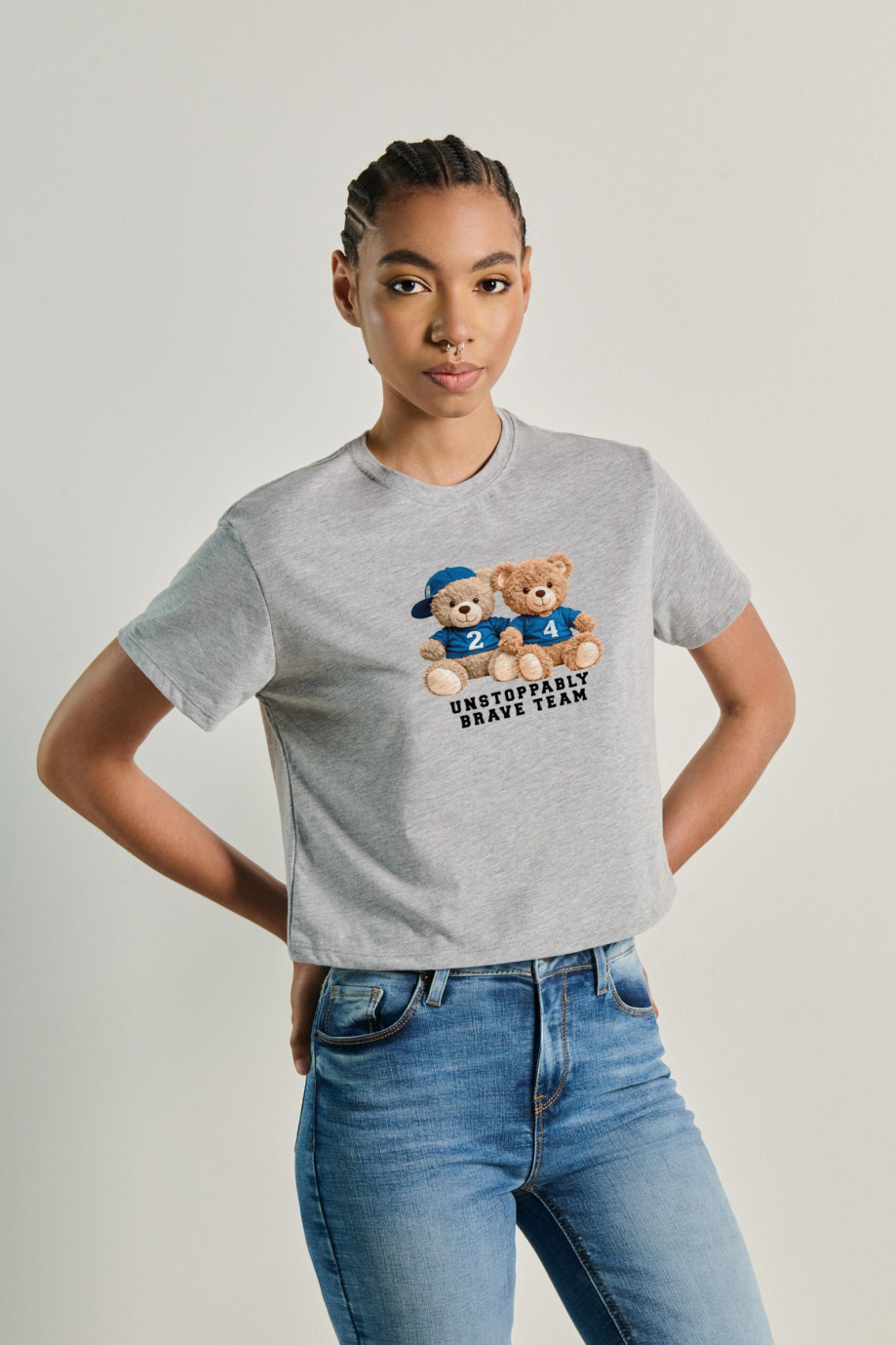 Camiseta crop top en algodón unicolor con arte de osito