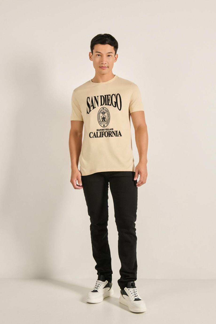 Camiseta unicolor con texto college en frente y manga corta