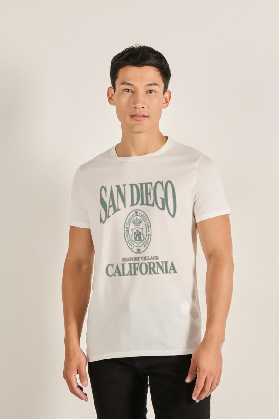 Camiseta unicolor con texto college en frente y manga corta