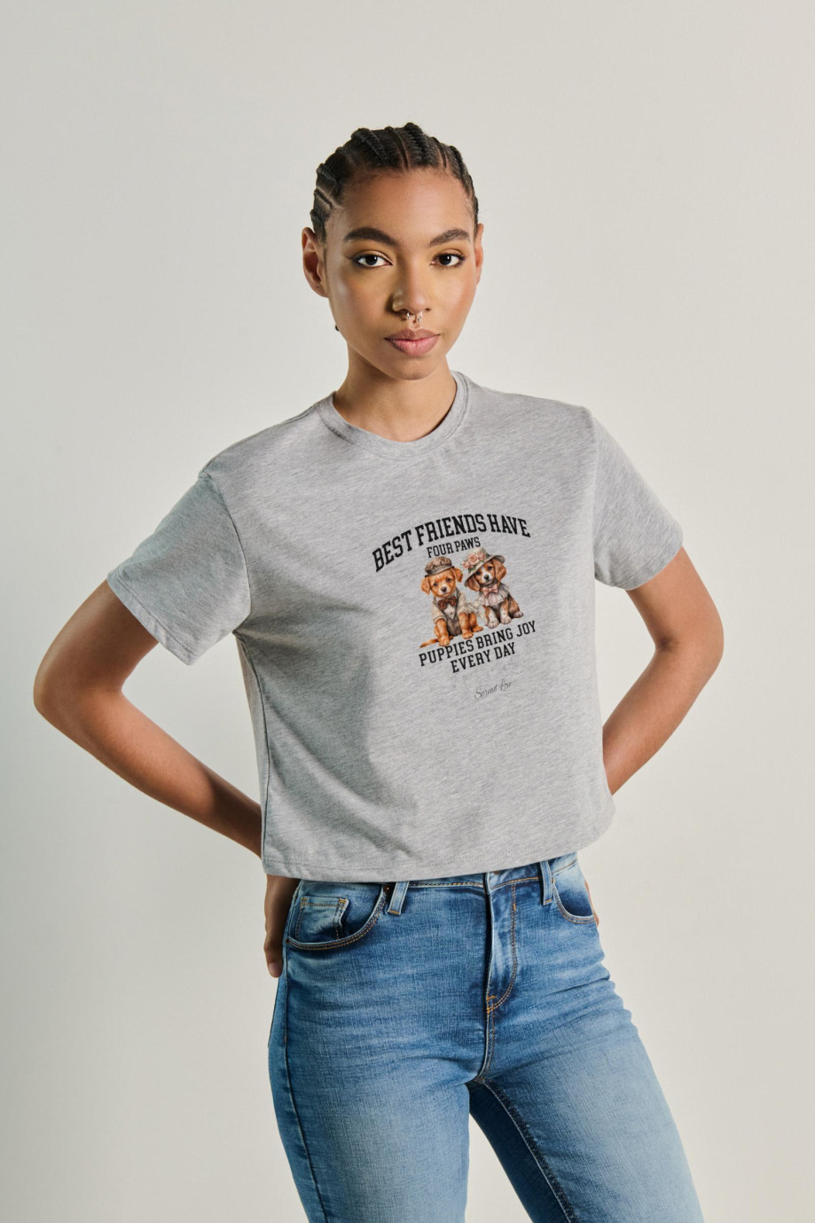 Camiseta crop top unicolor con diseño de perritos