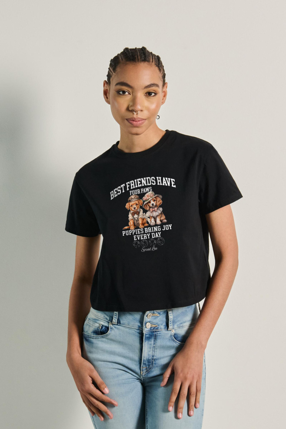 Camiseta crop top unicolor con diseño de perritos
