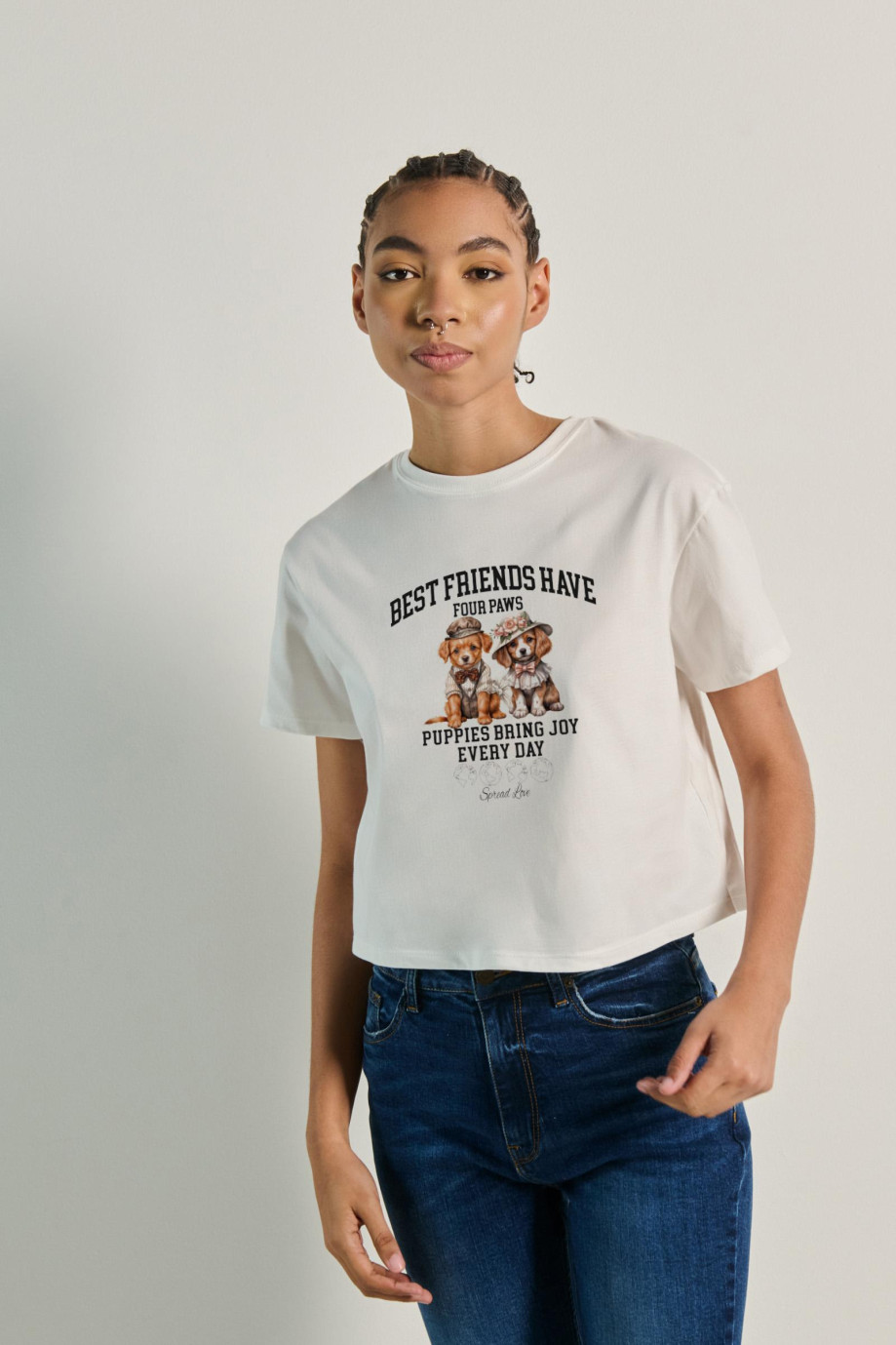 Camiseta crop top unicolor con diseño de perritos