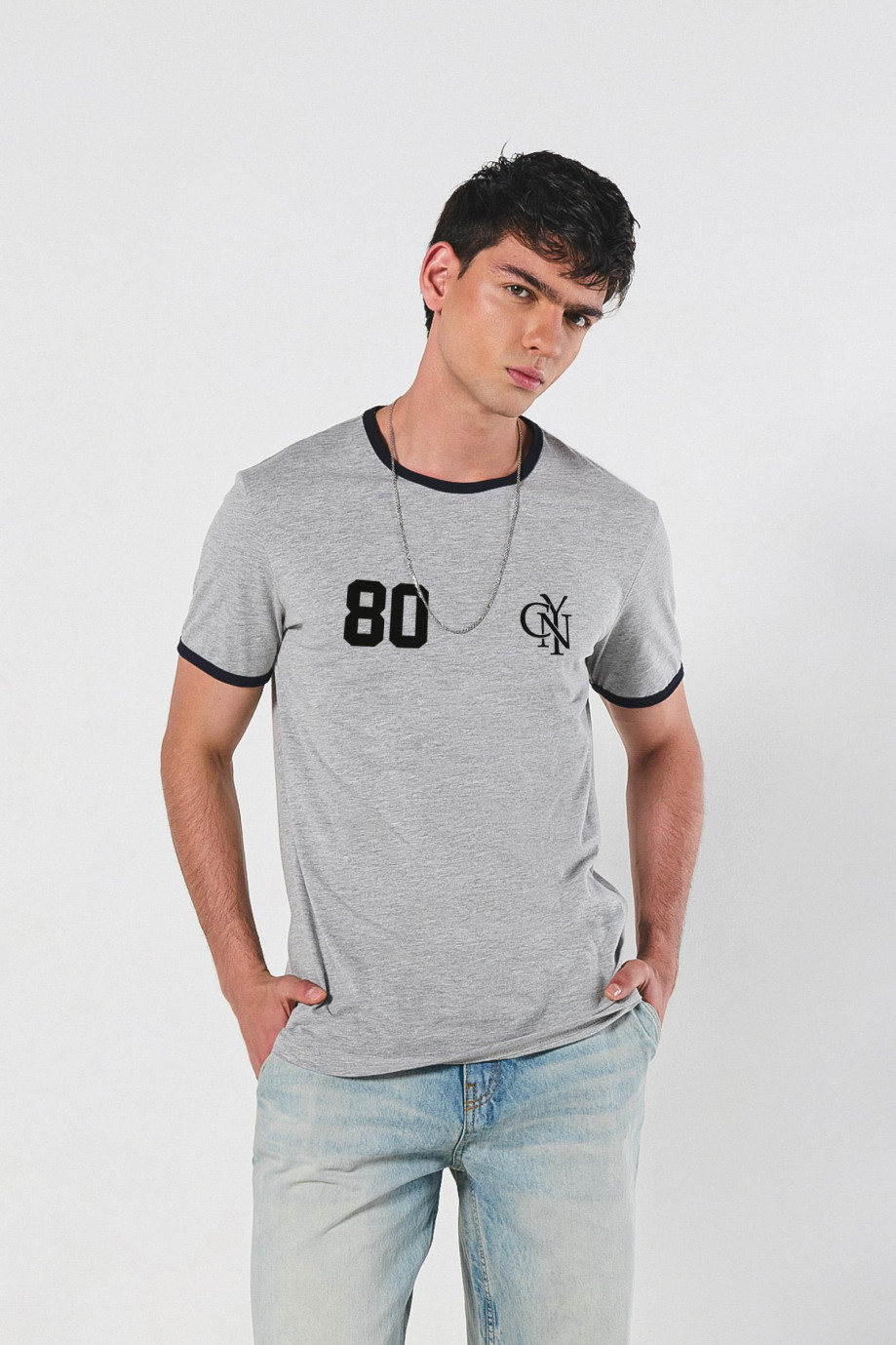 Camiseta college con contrastes y manga corta unicolor
