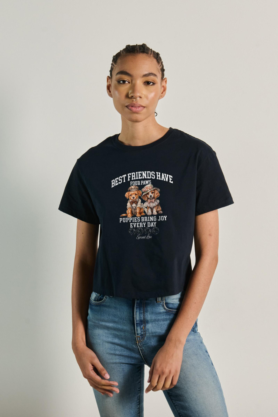 Camiseta crop top unicolor con diseño de perritos