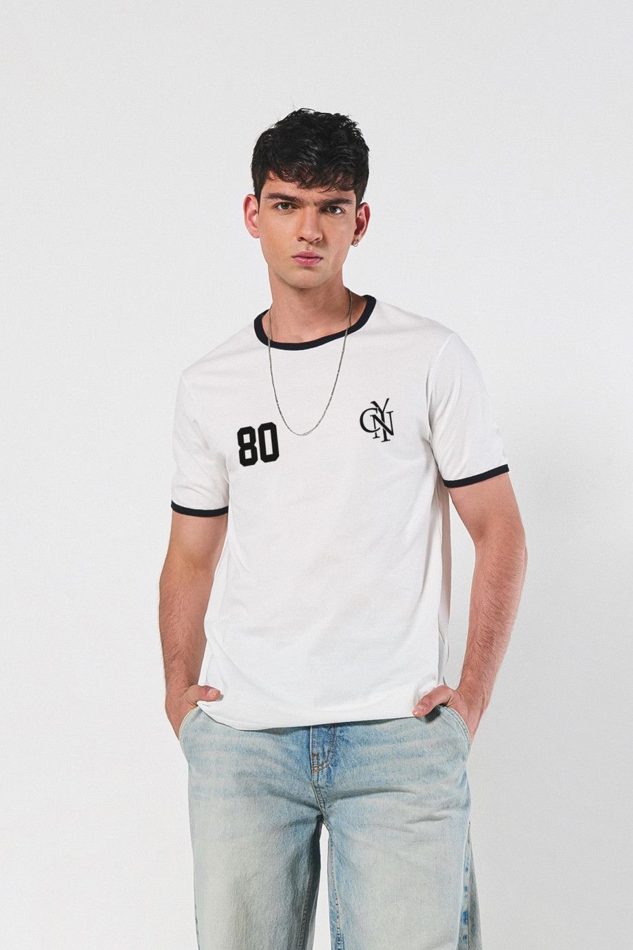 Camiseta college con contrastes y manga corta unicolor
