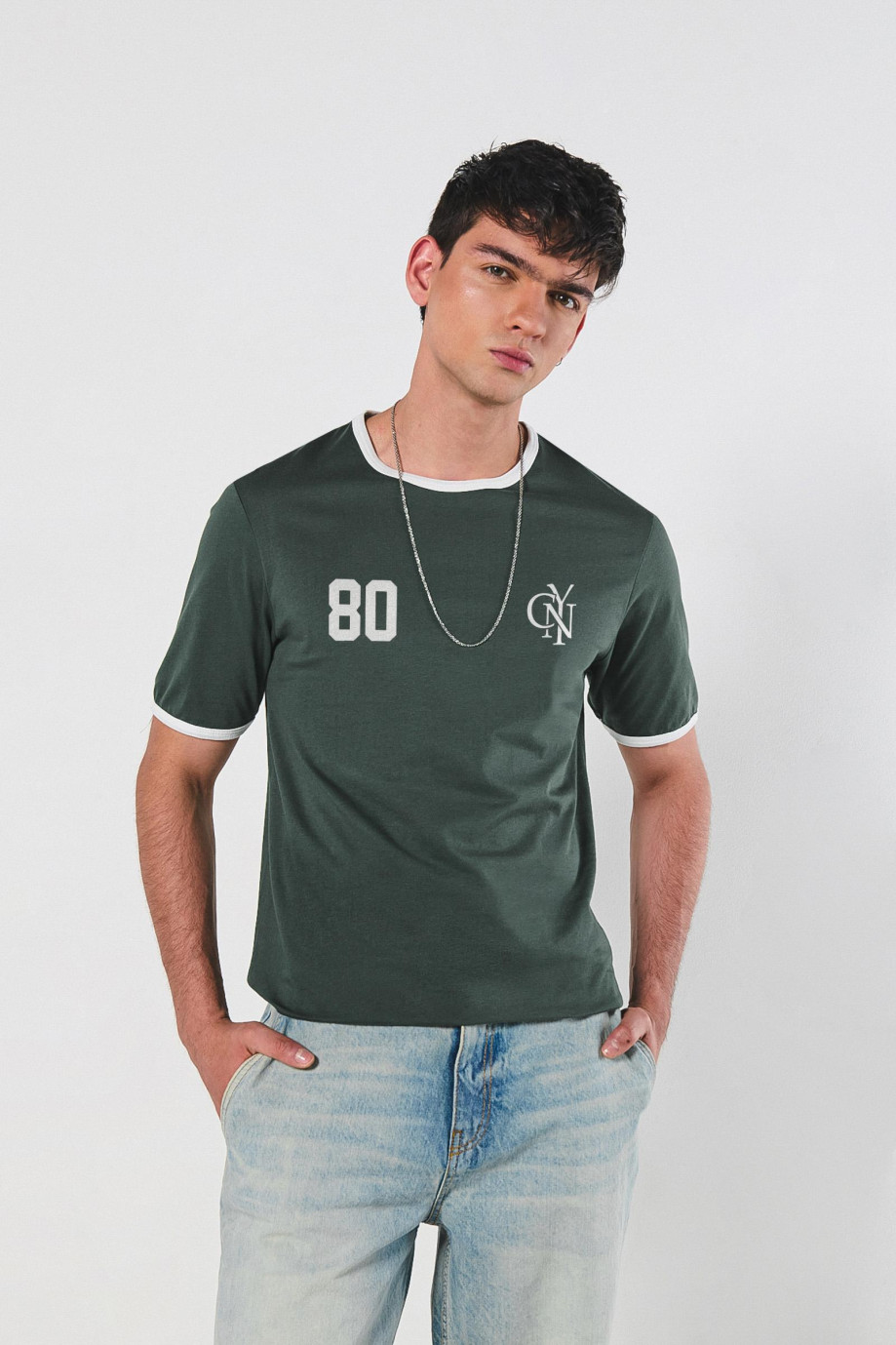 Camiseta college con contrastes y manga corta unicolor