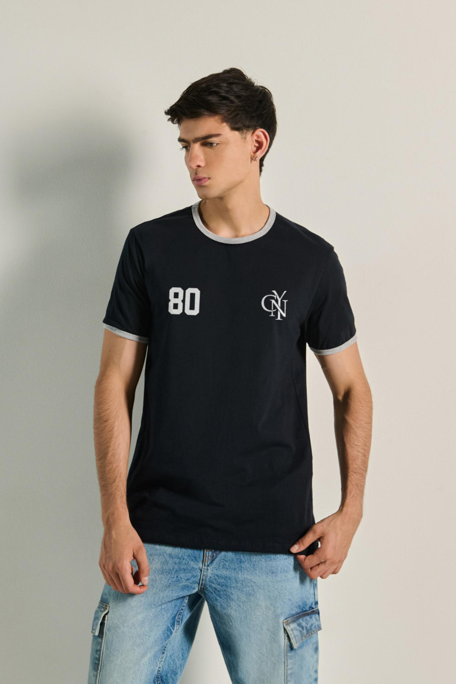 Camiseta college con contrastes y manga corta unicolor