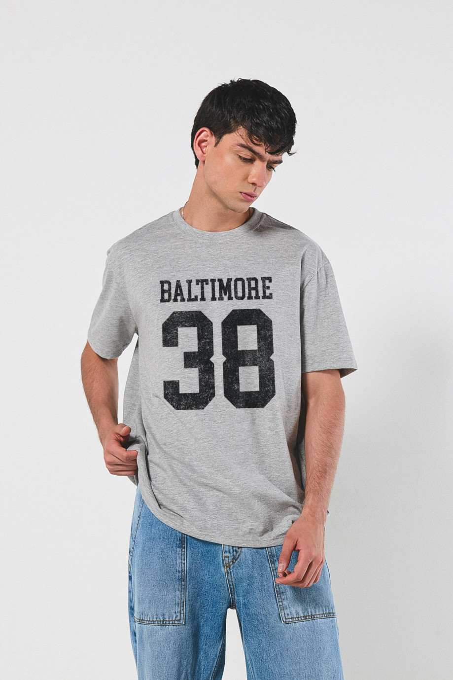 Camiseta oversize manga corta unicolor con arte college