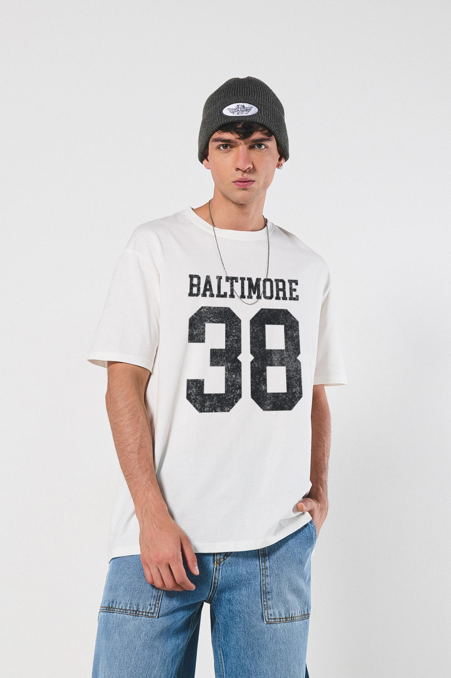 Camiseta oversize manga corta unicolor con arte college