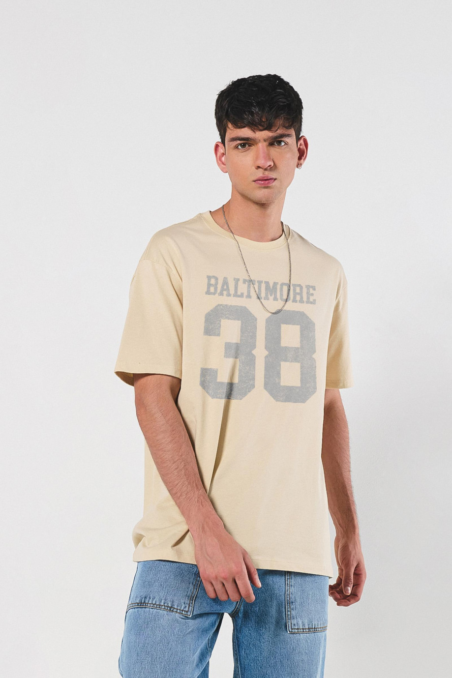 Camiseta oversize manga corta unicolor con arte college