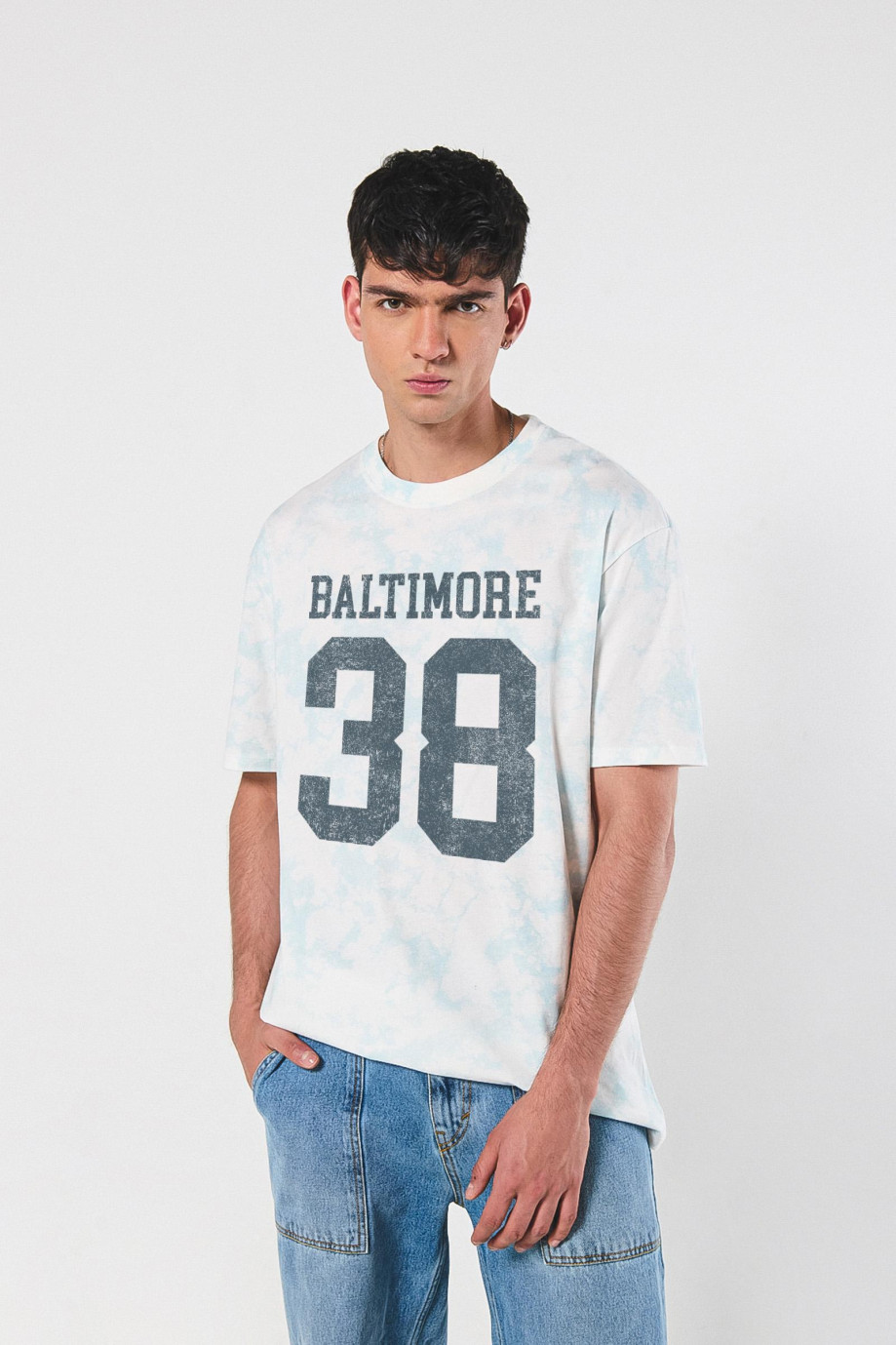 Camiseta oversize manga corta unicolor con arte college
