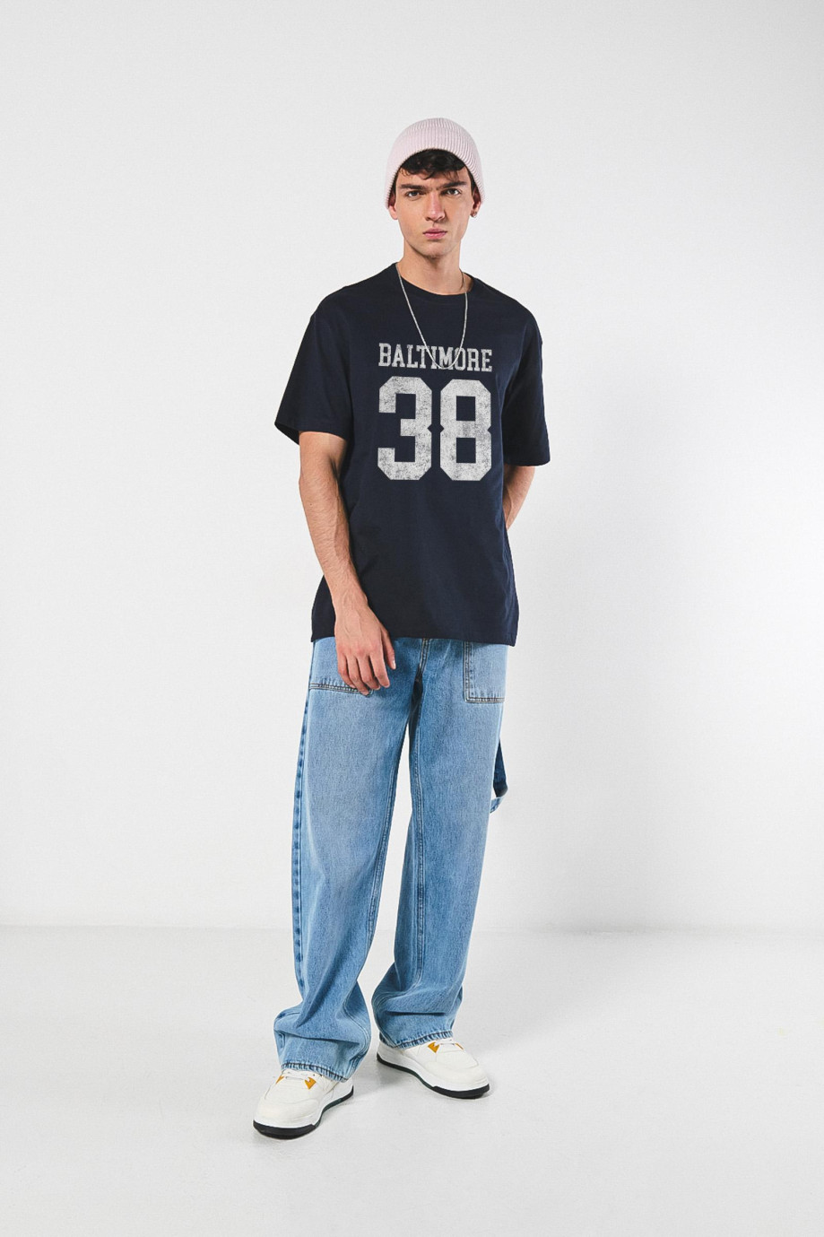 Camiseta oversize manga corta unicolor con arte college