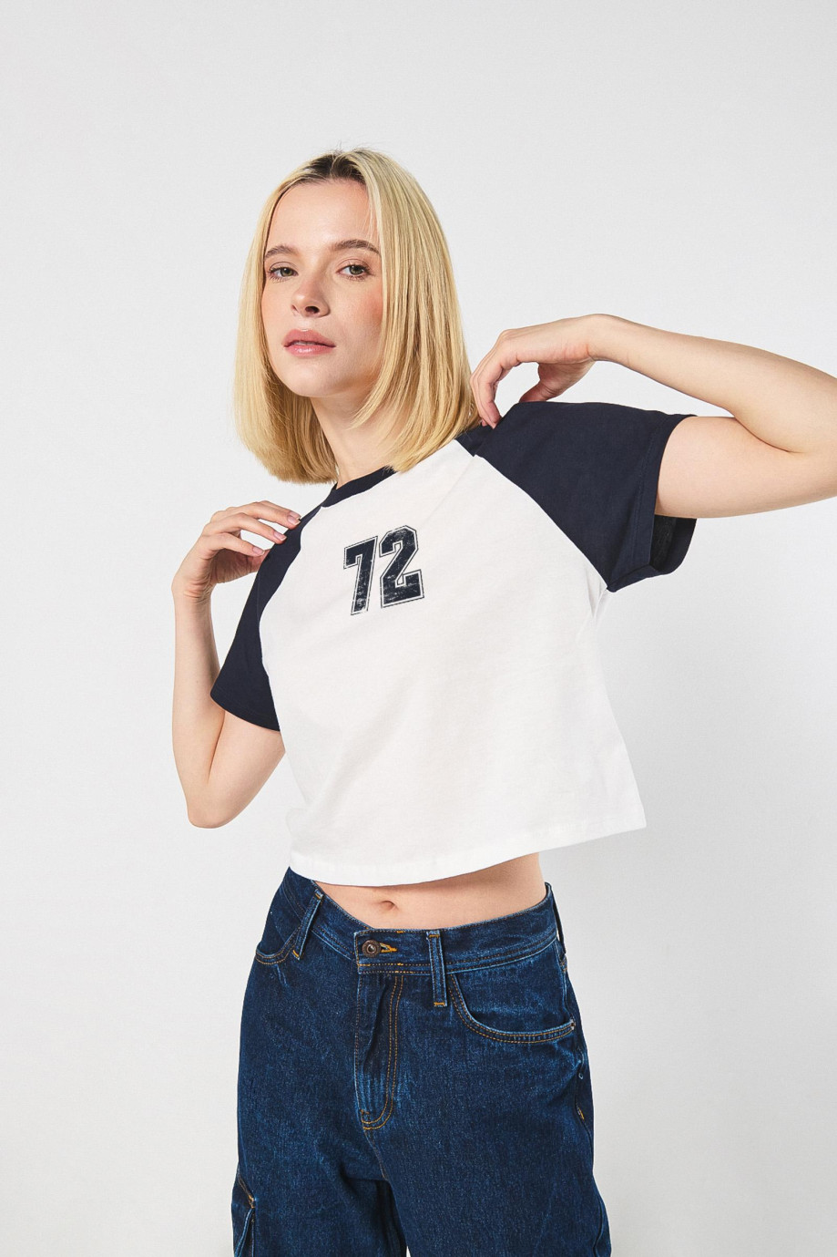 Camiseta manga ranglan corta con diseño college unicolor