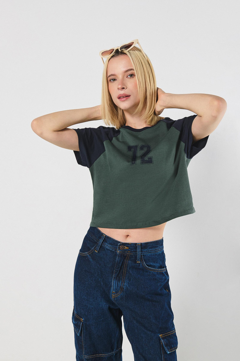 Camiseta manga ranglan corta con diseño college unicolor