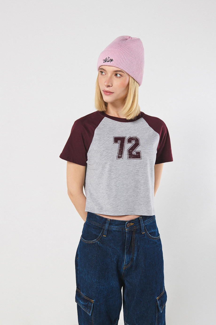 Camiseta manga ranglan corta con diseño college unicolor