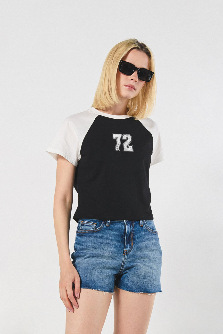 Camiseta manga ranglan corta con diseño college unicolor