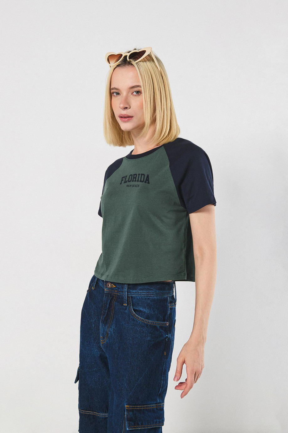 Camiseta college en algodón unicolor con manga ranglan