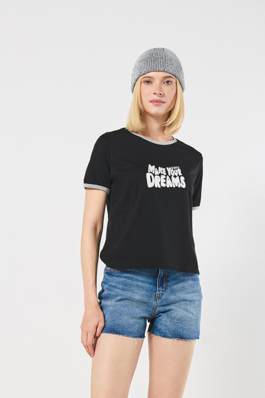 Camiseta unicolor con manga corta, contrastes y texto