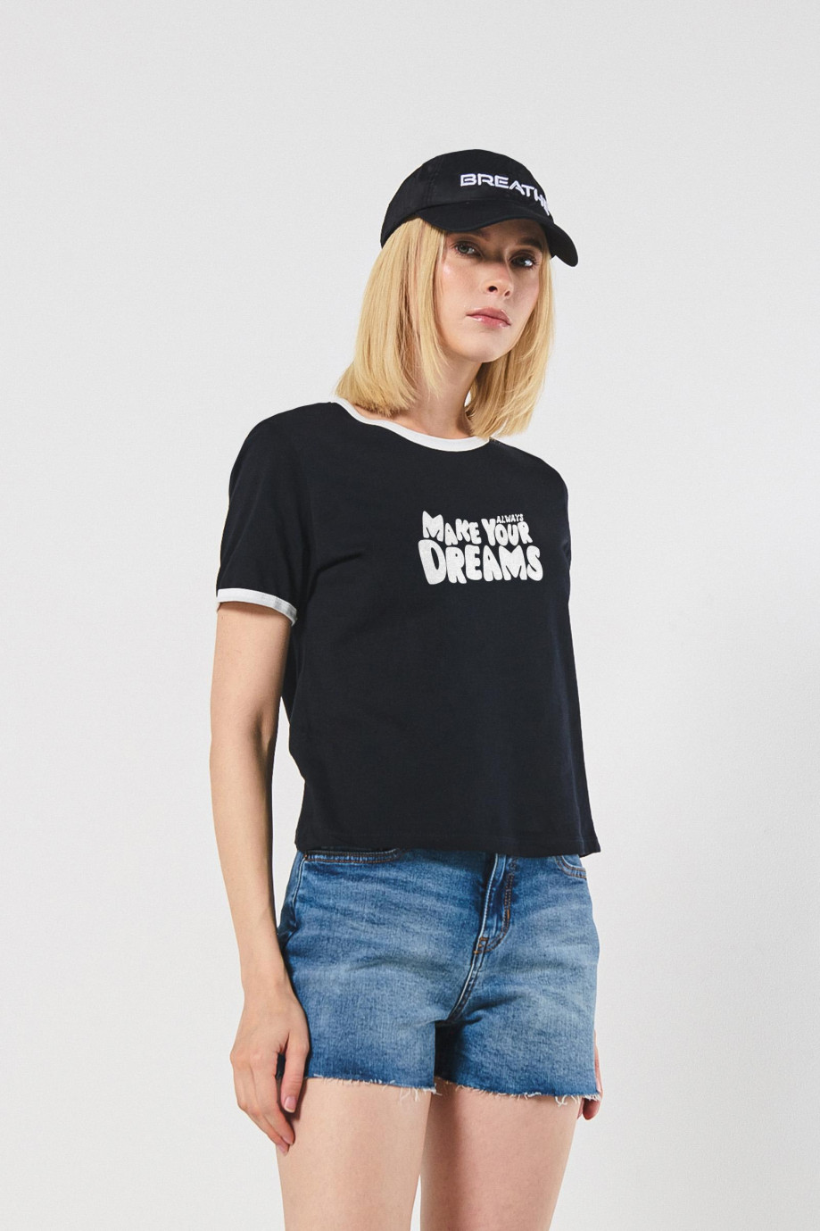 Camiseta unicolor con manga corta, contrastes y texto