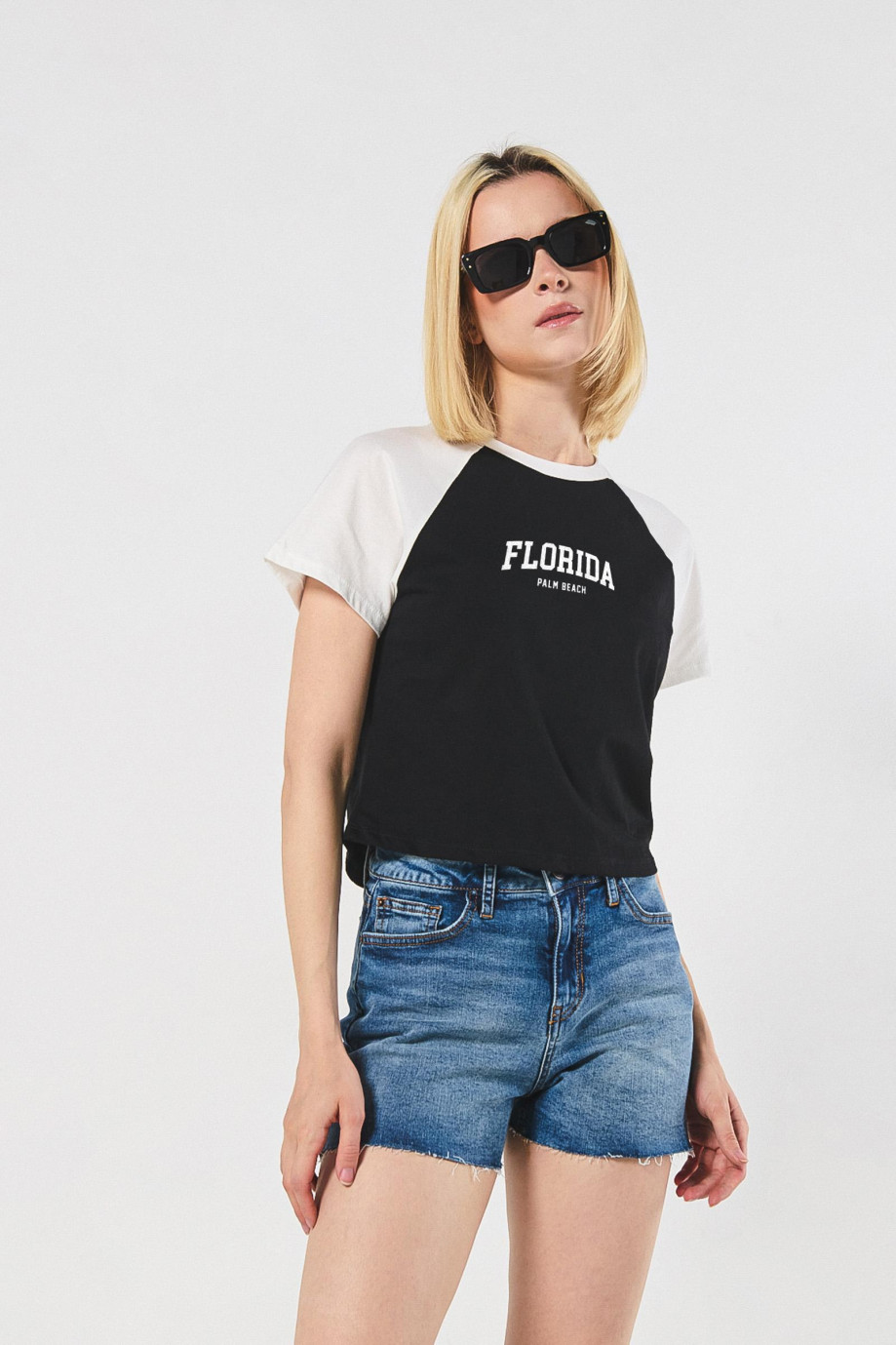 Camiseta college en algodón unicolor con manga ranglan