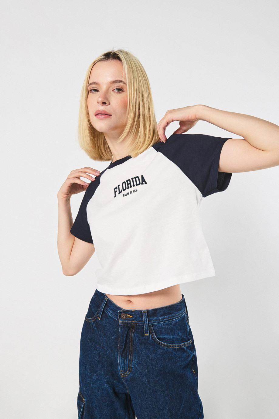 Camiseta college en algodón unicolor con manga ranglan