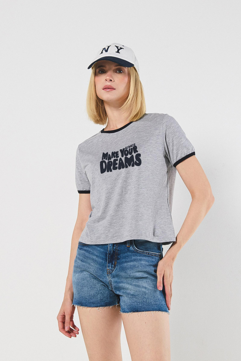 Camiseta unicolor con manga corta, contrastes y texto