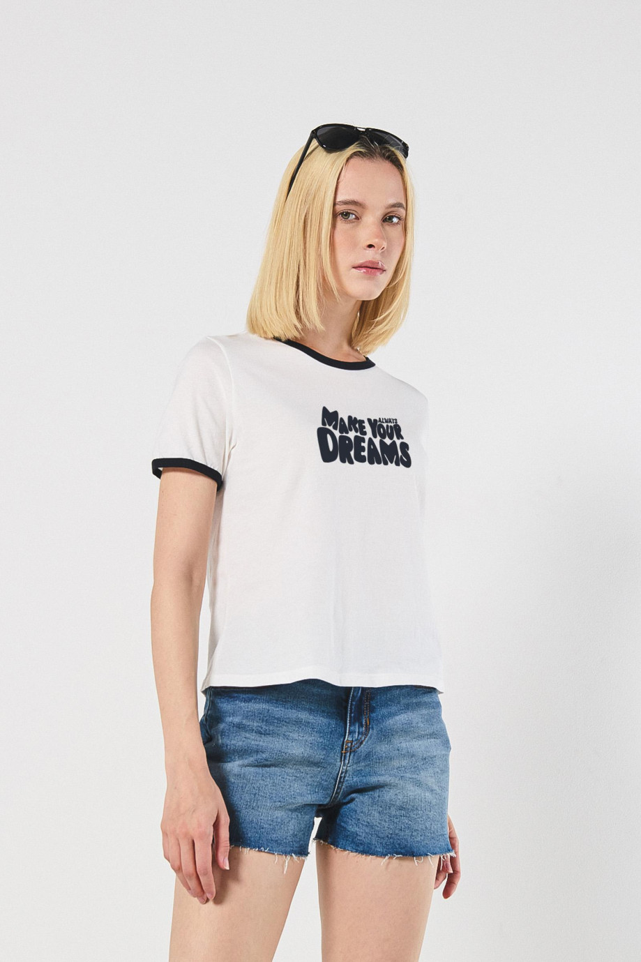 Camiseta unicolor con manga corta, contrastes y texto