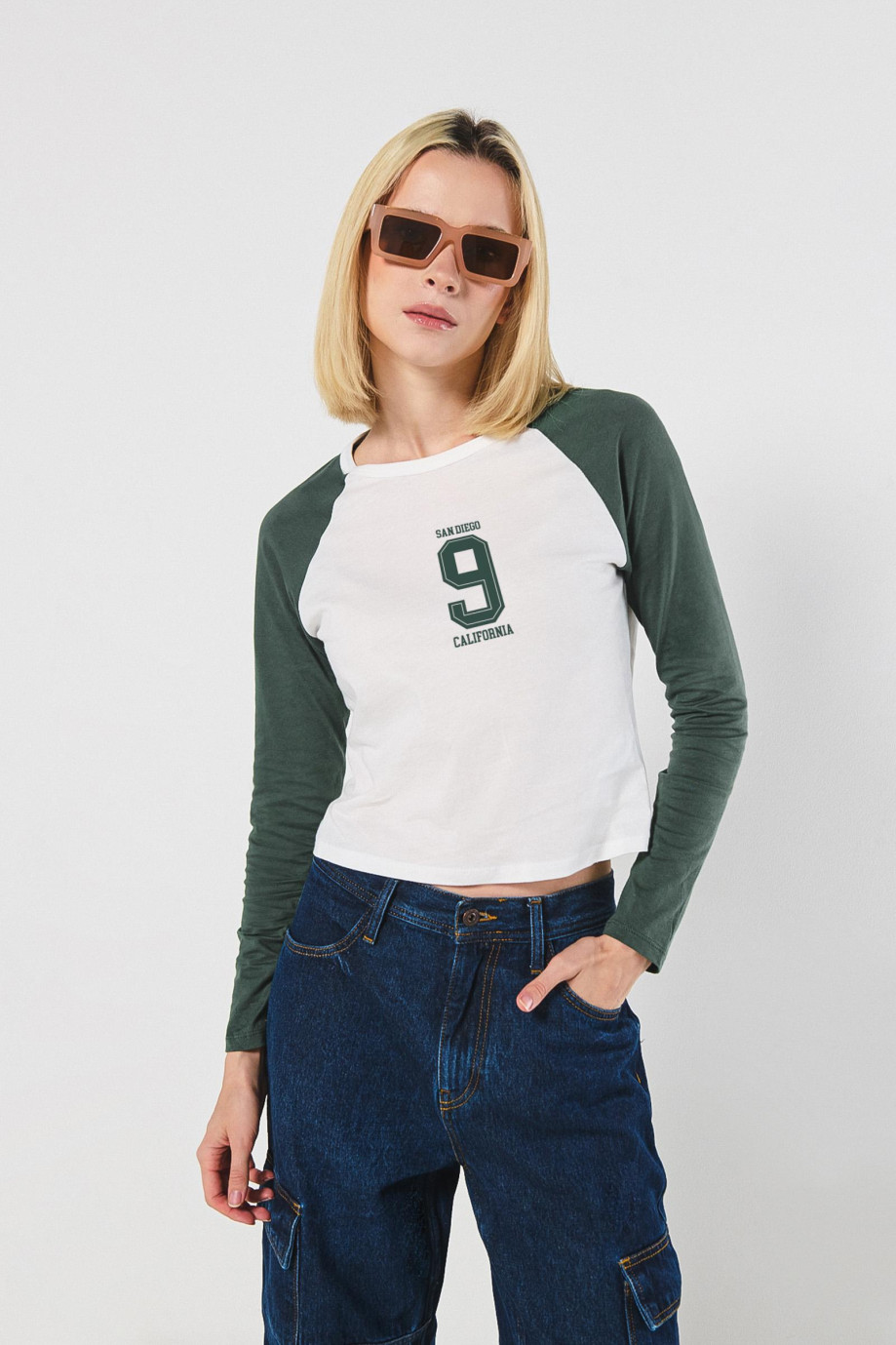 Camiseta college con manga ranglan larga unicolor