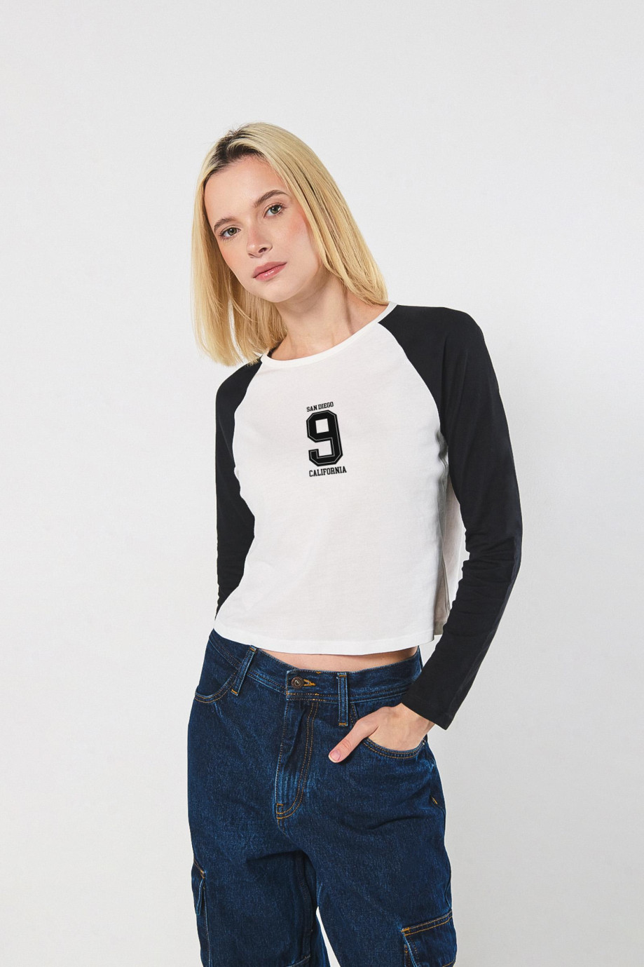 Camiseta college con manga ranglan larga unicolor