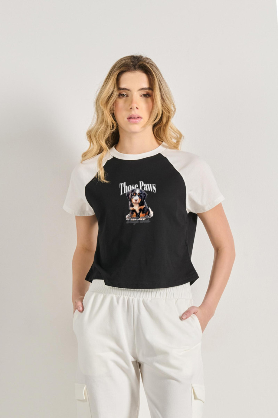 Camiseta manga ranglan unicolor con arte de perrito