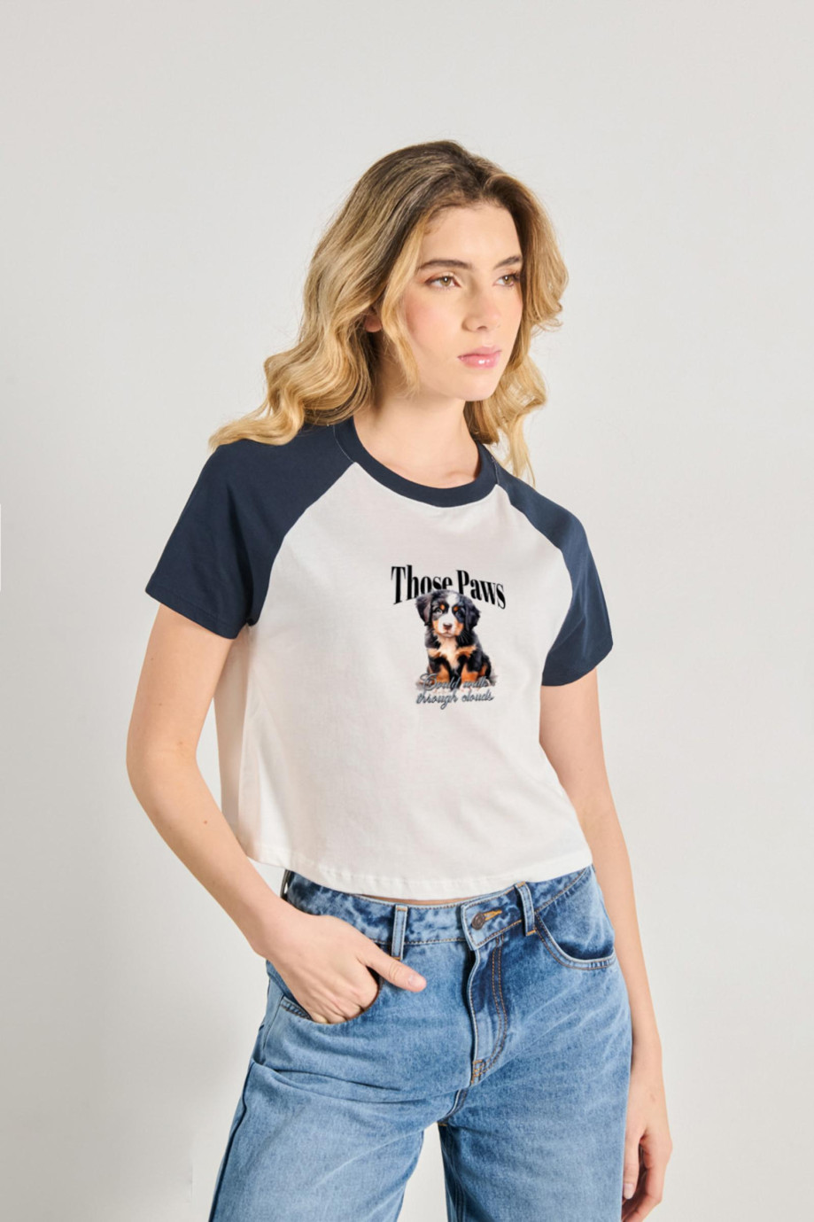 Camiseta manga ranglan unicolor con arte de perrito