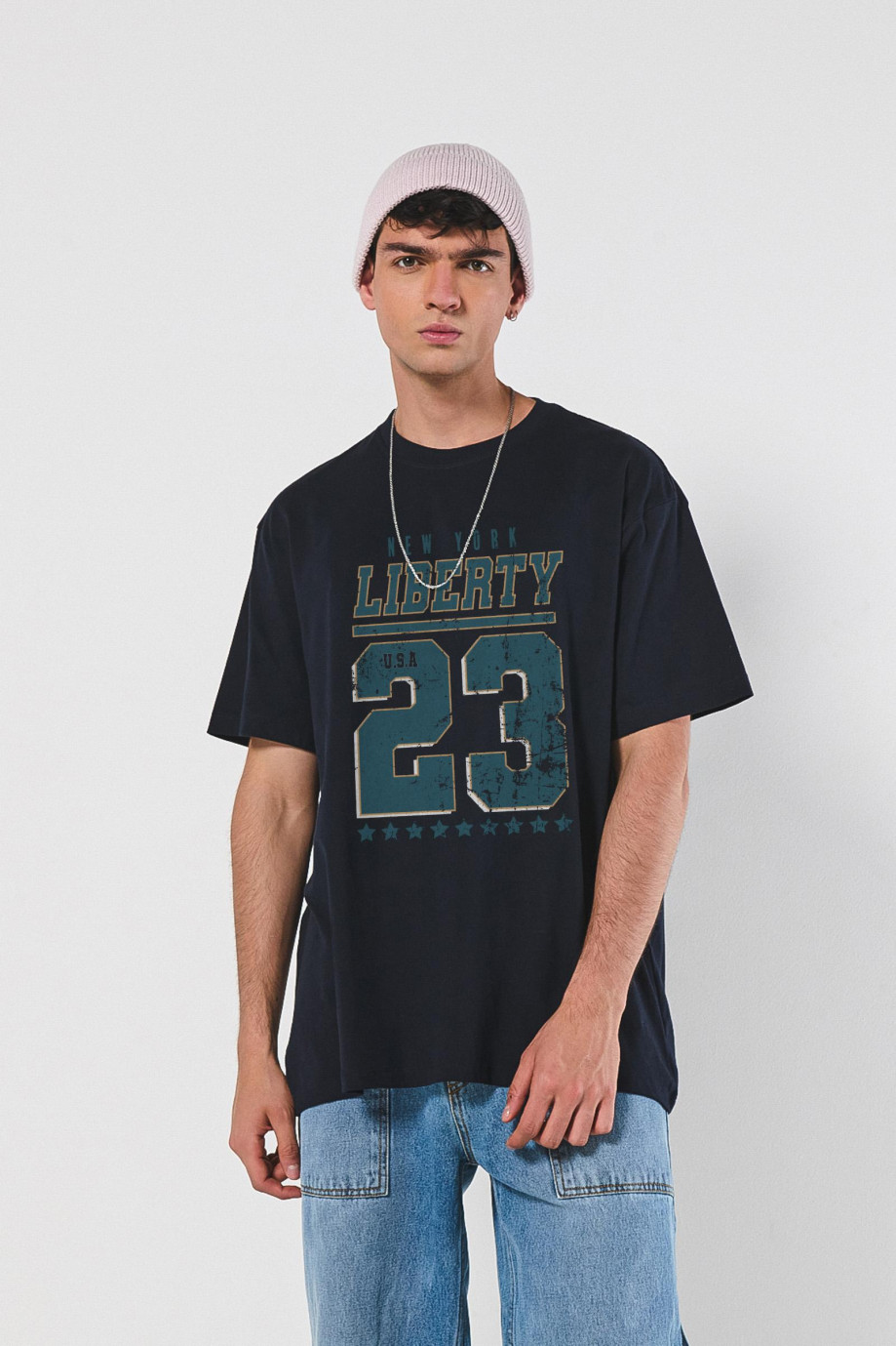 Camiseta oversize manga corta con diseño college unicolor