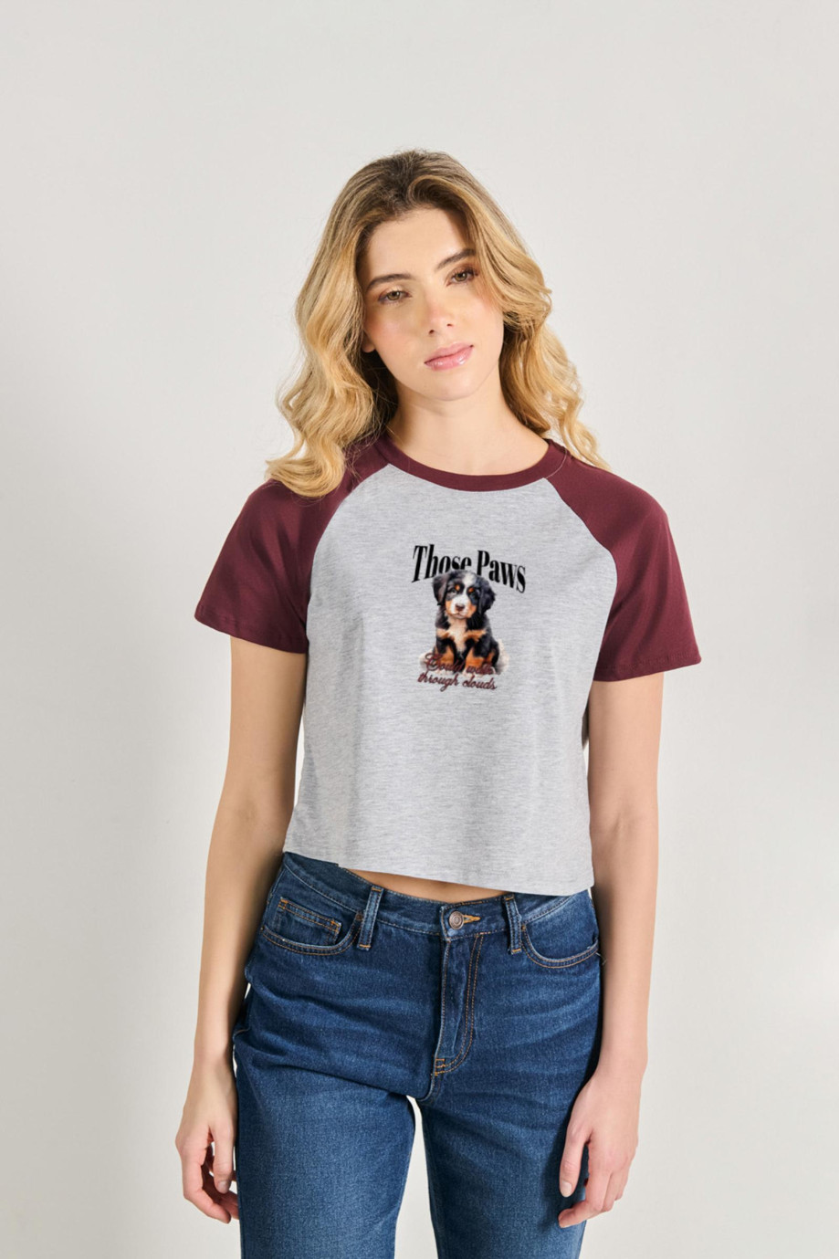 Camiseta manga ranglan unicolor con arte de perrito